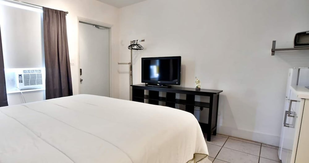 Artsy, Chic, Studio, Queen Bed