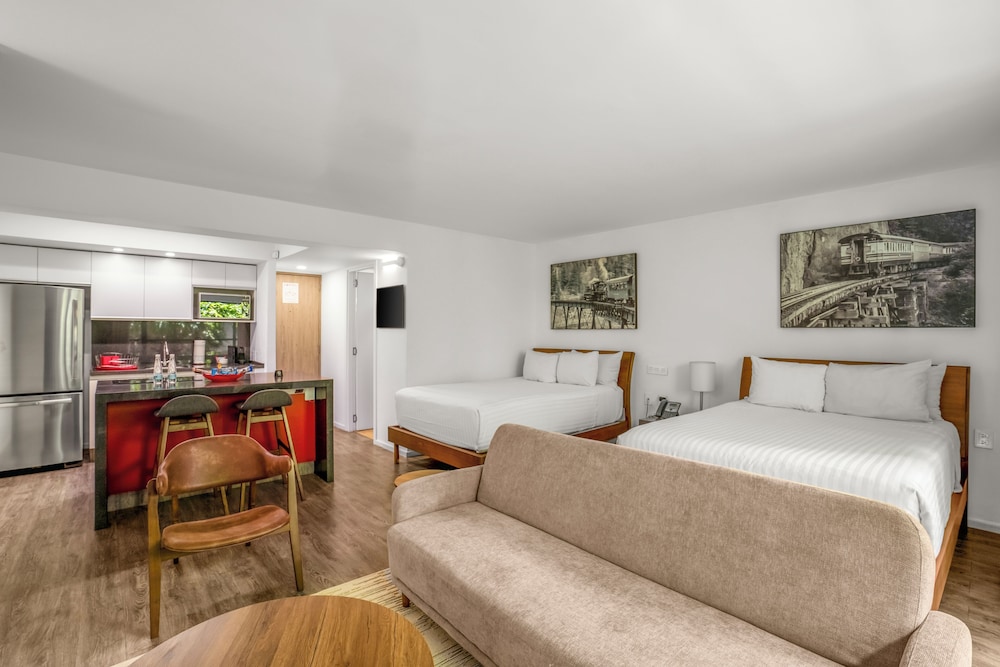 Deluxe, Suite, 2 Double Beds 9/10