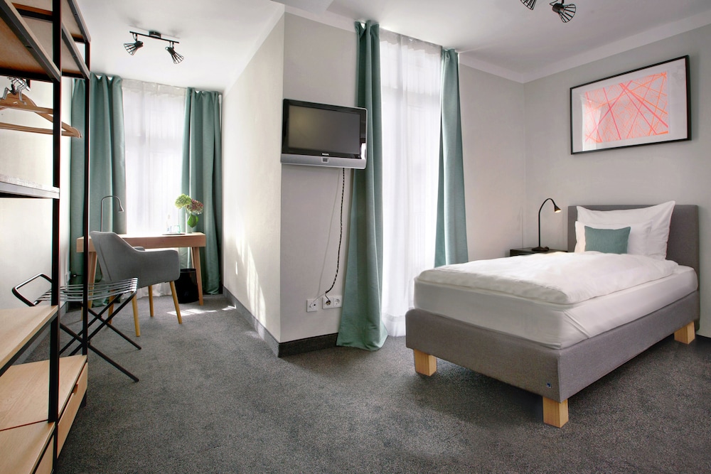 ROOM, SINGLE