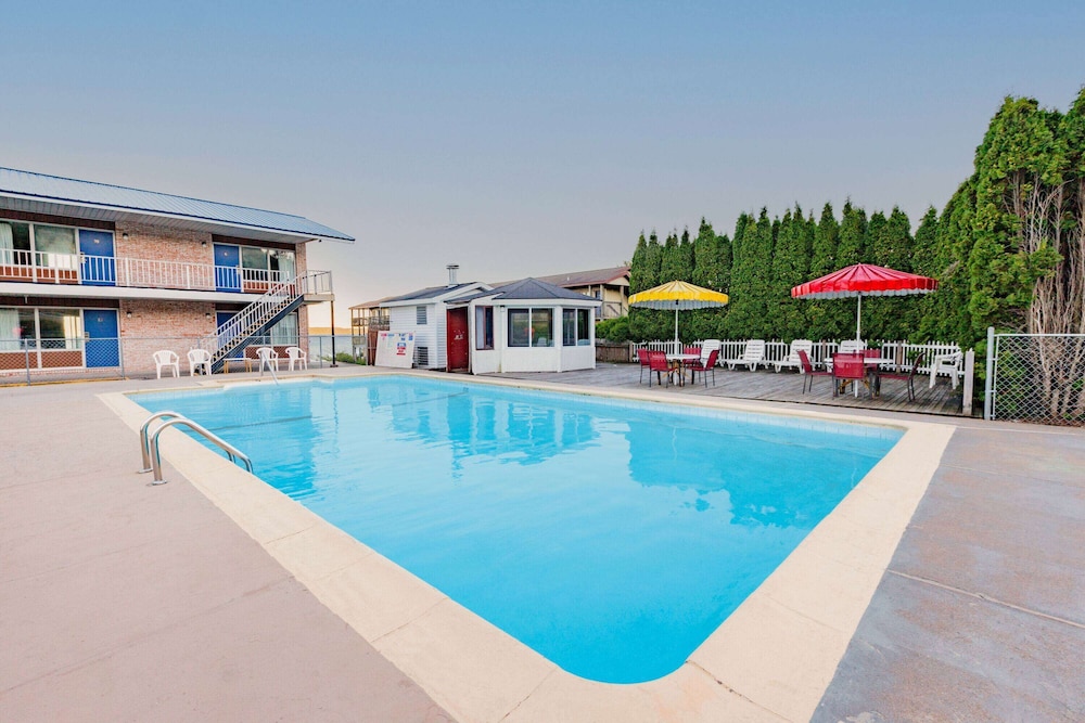 Days Inn Suites By Wyndham St Ignace Lakefront 7/50