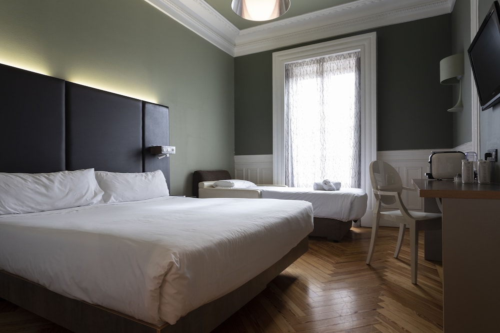 ROOM, TRIPLE