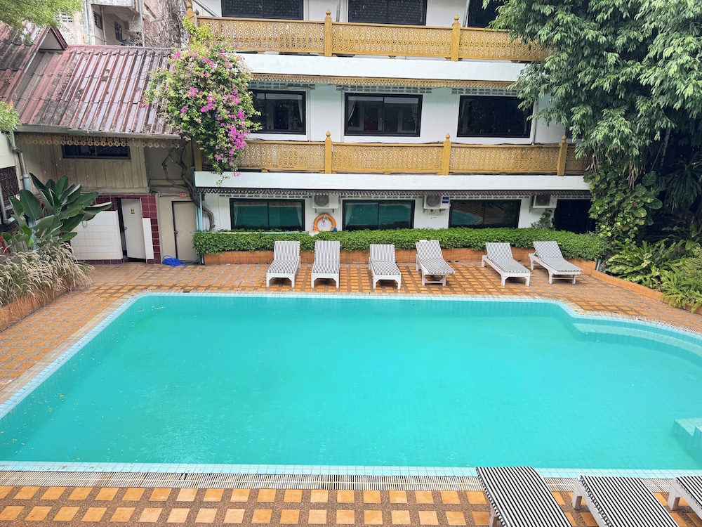 Collection O Khu Mueang near Tha Phae Gate formerly Lai Thai Guesthouse 51/64