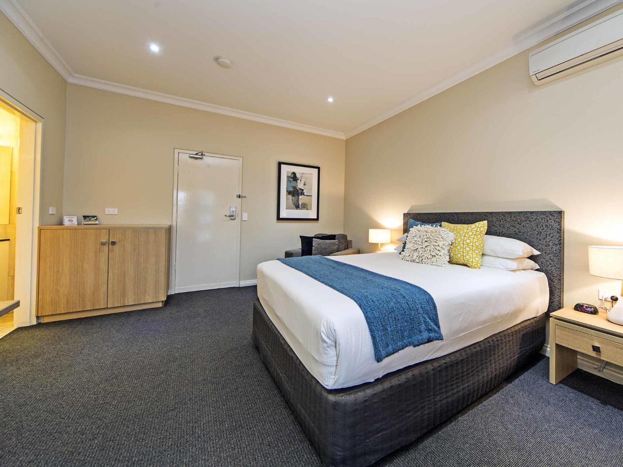 ROOM, QUEEN BED
