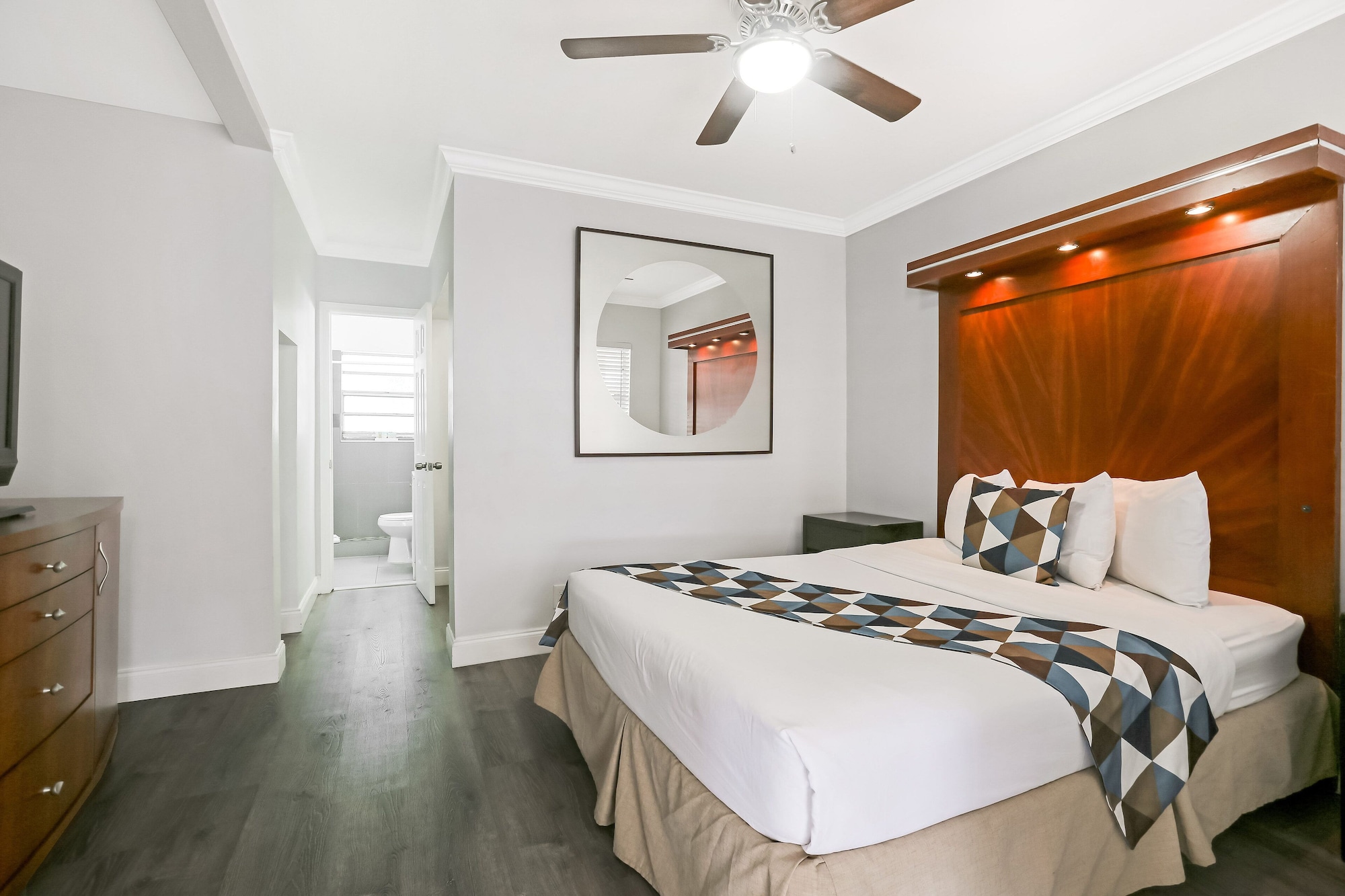 Superior, King Bed, Pool Side