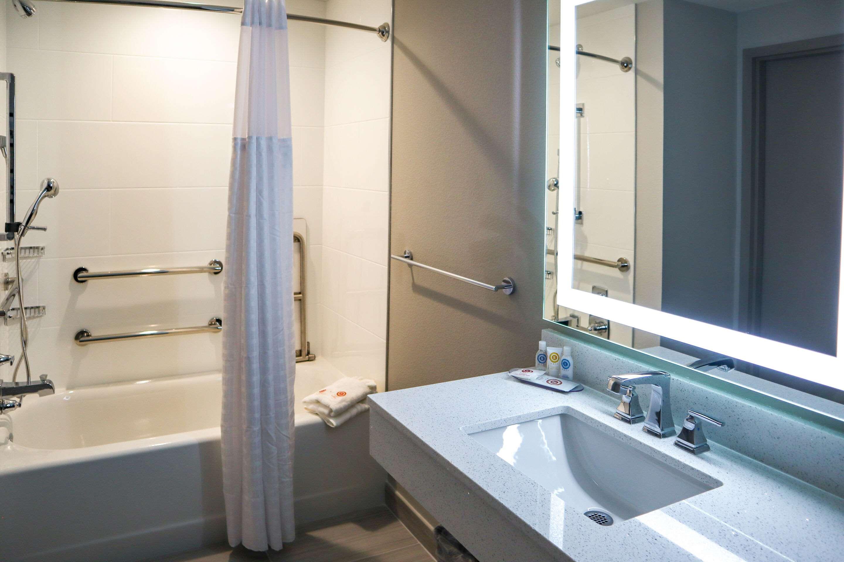 Suite, King Bed, Accessible 3/3