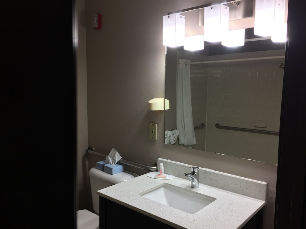 Super 8 By Wyndham Bedford Dfw Airport West 12/31