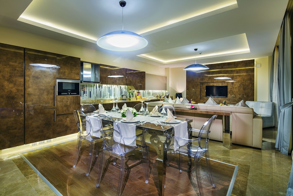 Bellis Deluxe Hotel 73/89