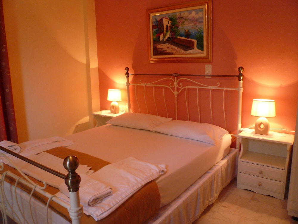 Avra Hotel 27/71