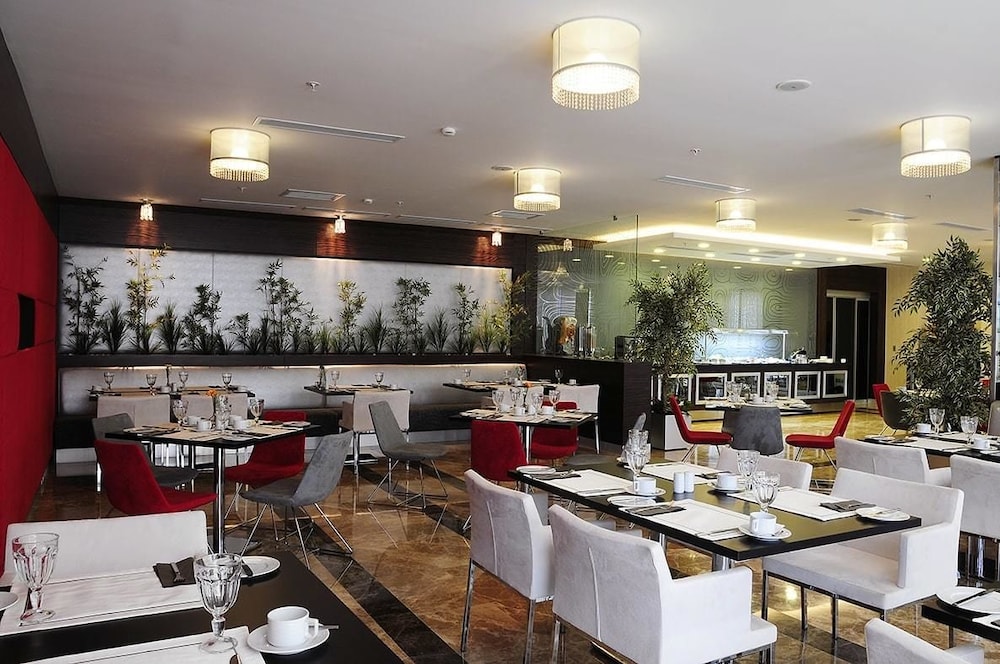 DEMORA HOTEL 37/64