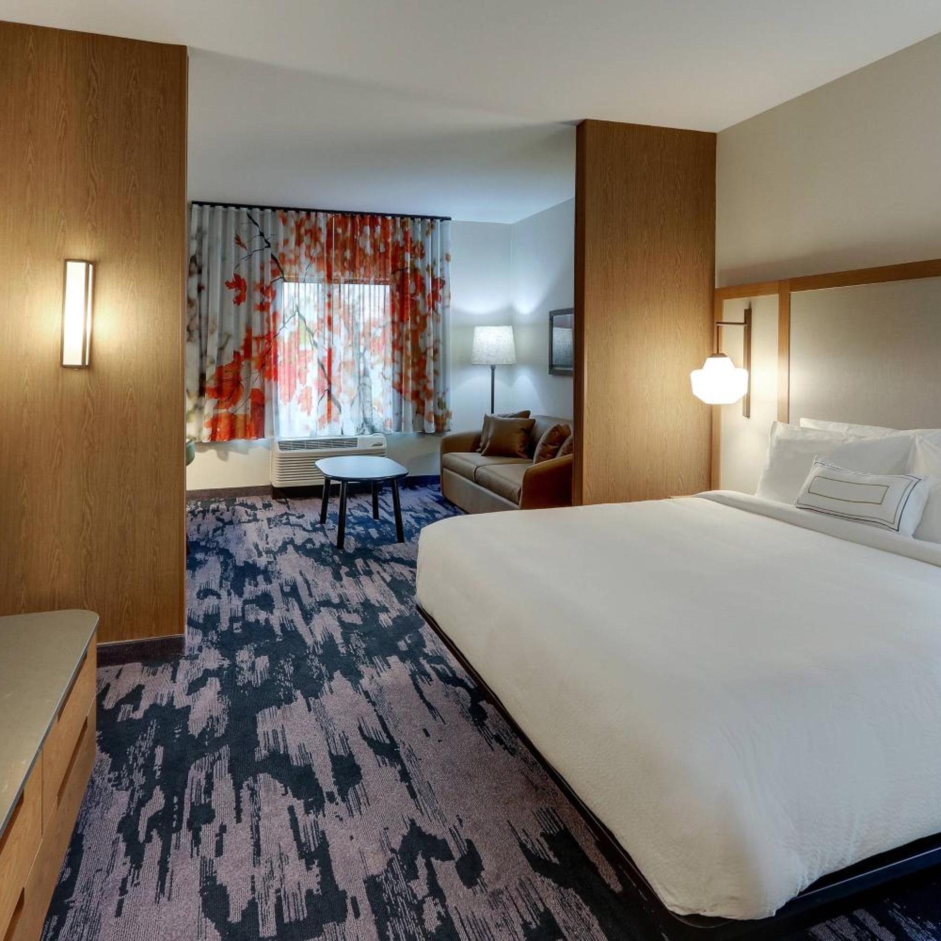 جناح تنفيذي بسرير كينج مع أريكة، Fairfield Inn & Suites by Marriott Asheville Weaverville 2/8
