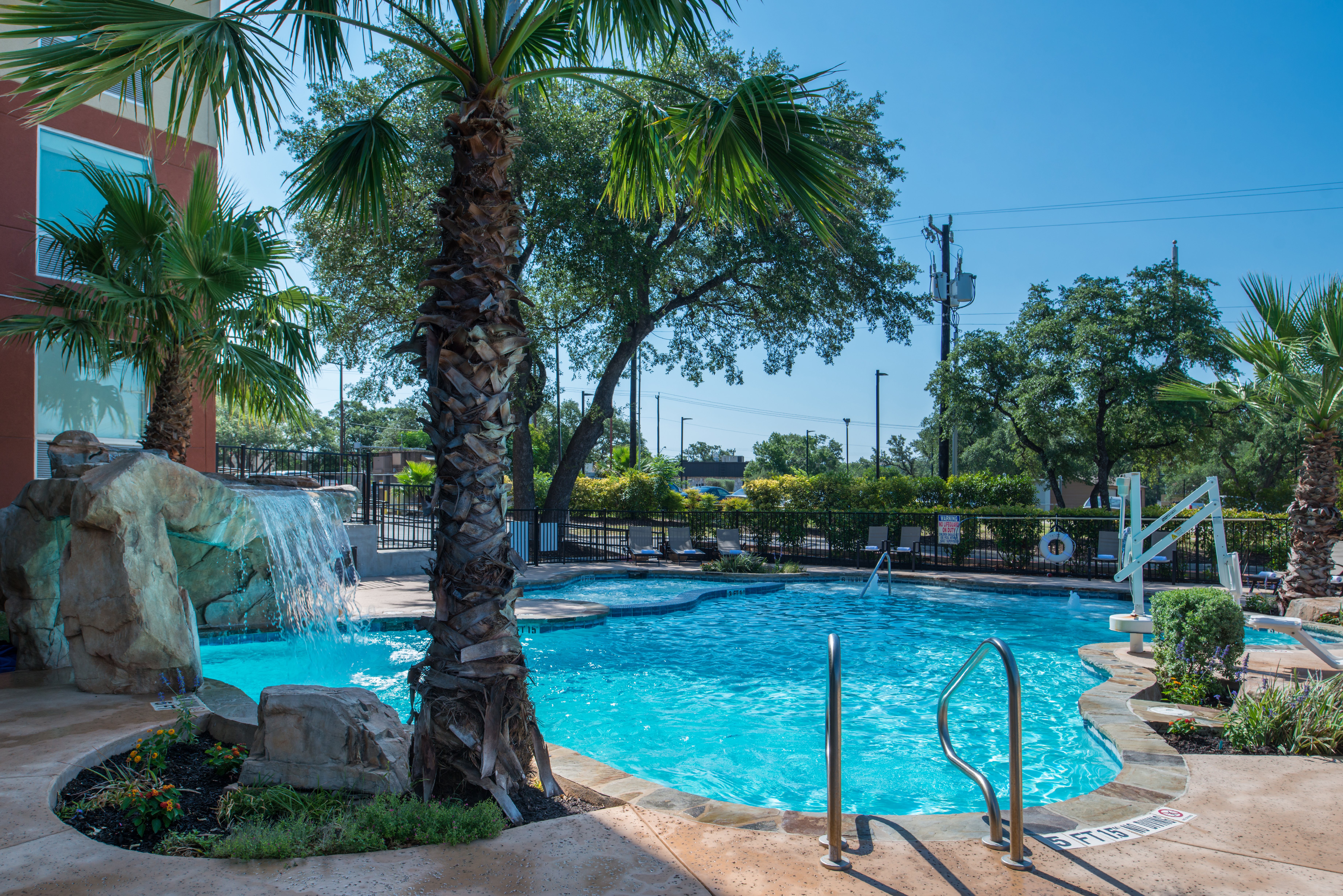 Holiday Inn Express & Suites San Antonio Medical-Six Flags 71/74