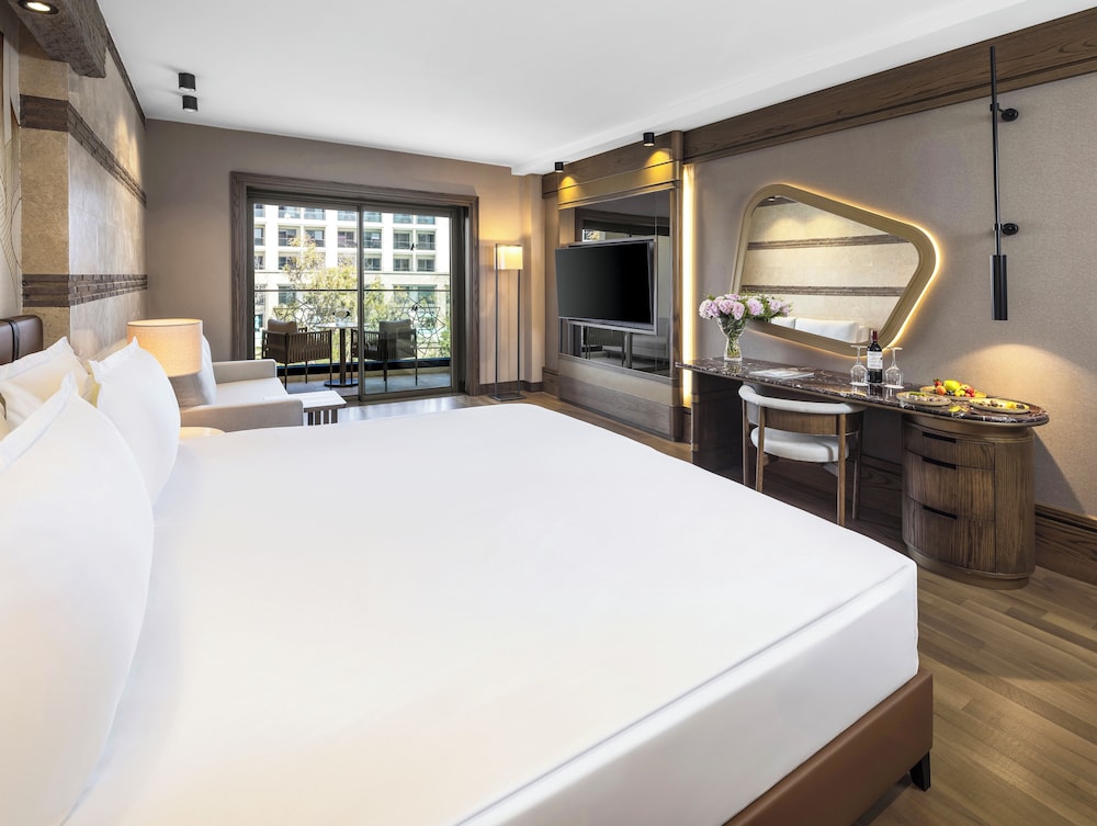 Superior, King Bed, Lateral Side Sea View