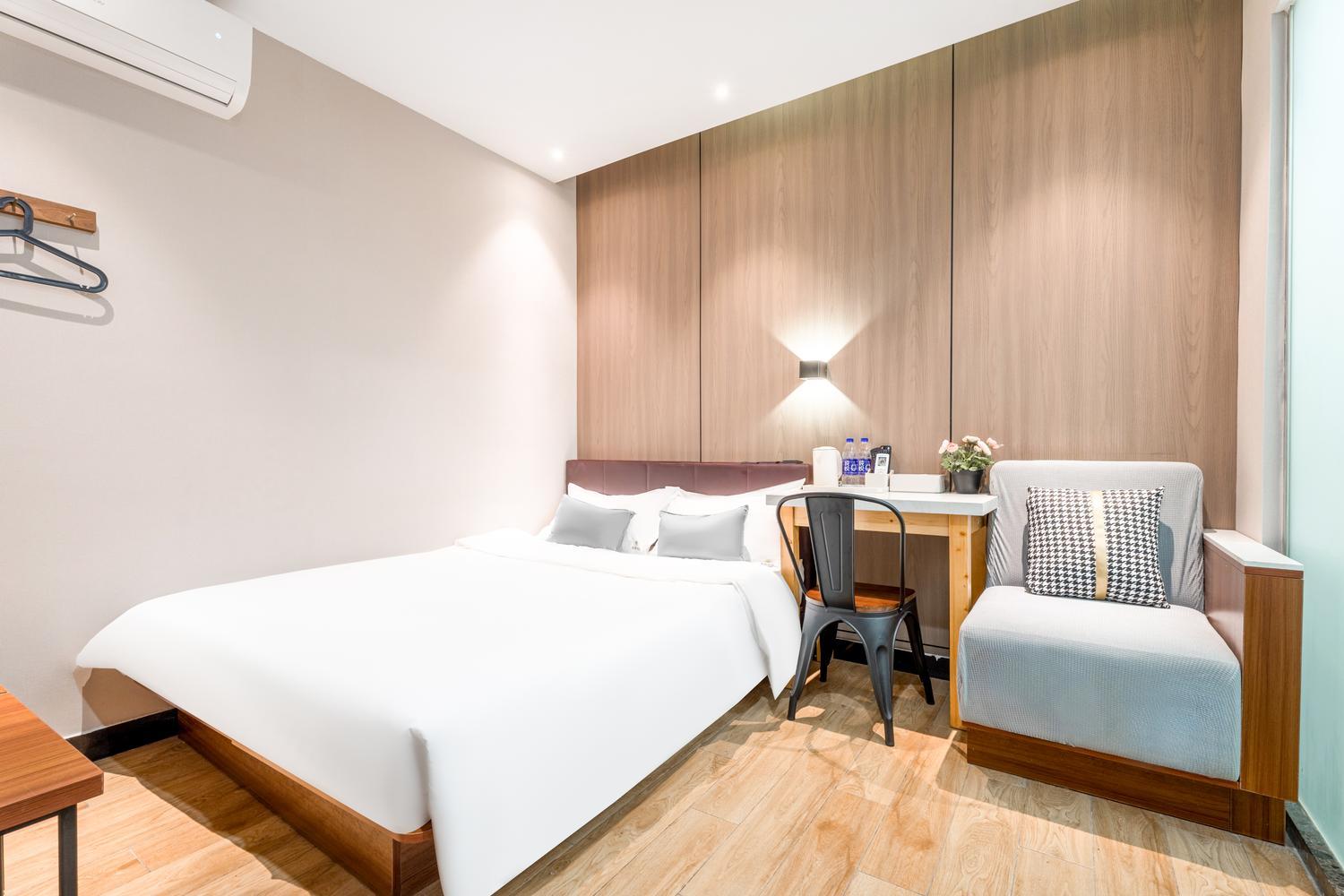 Elegant, Queen Bed