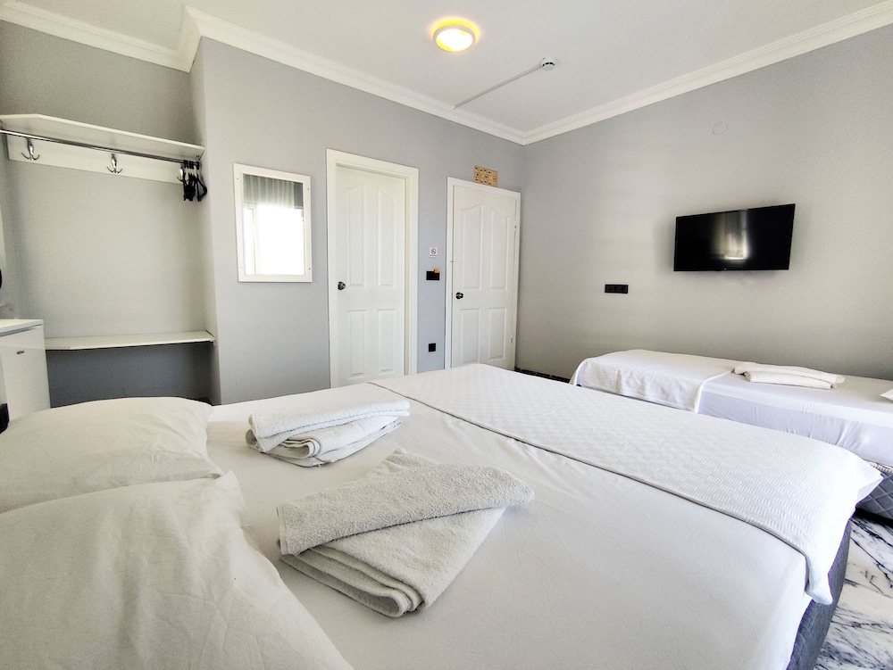 Standard, Double Bed, Partial Sea View