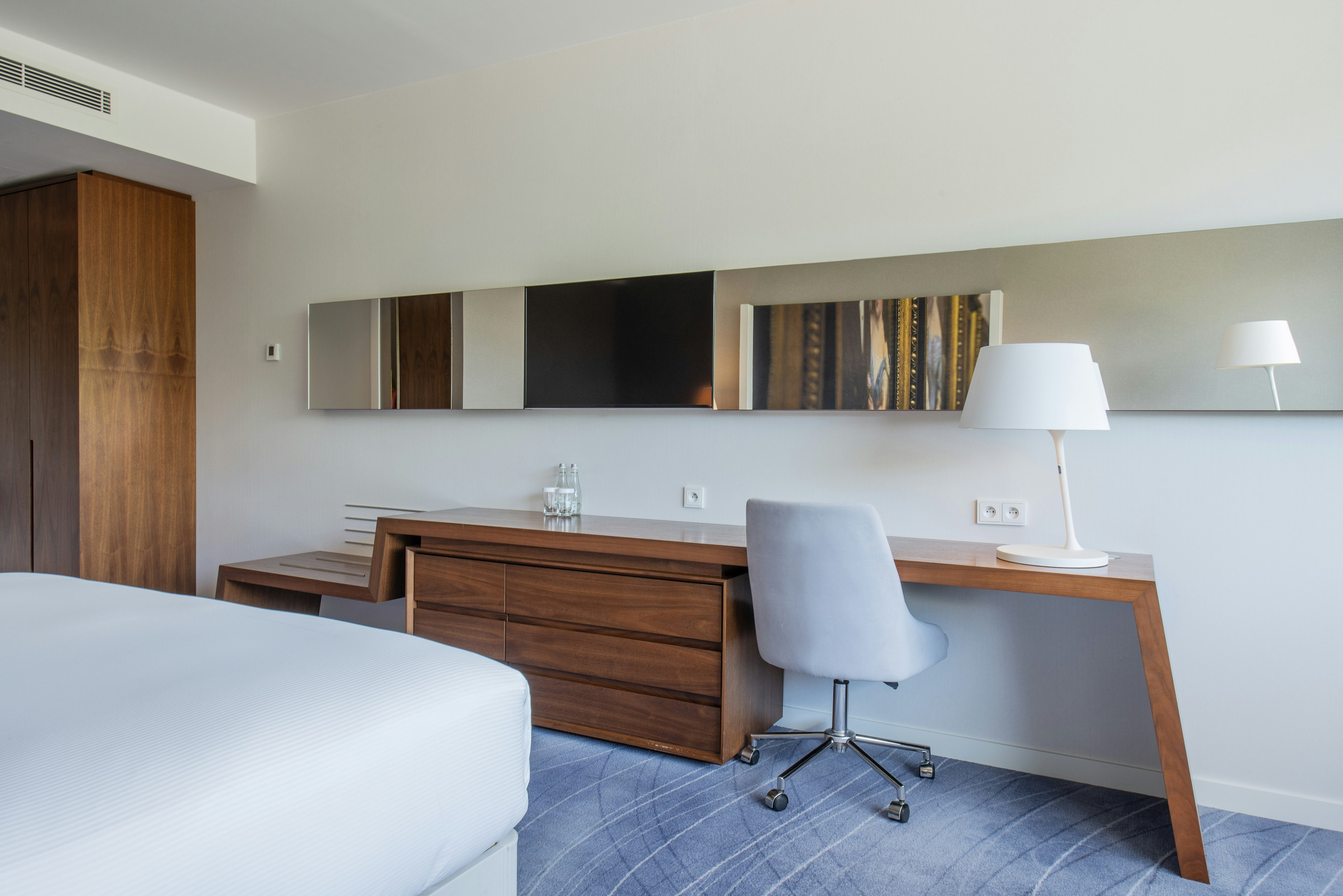 EXECUTIVE, KING BED