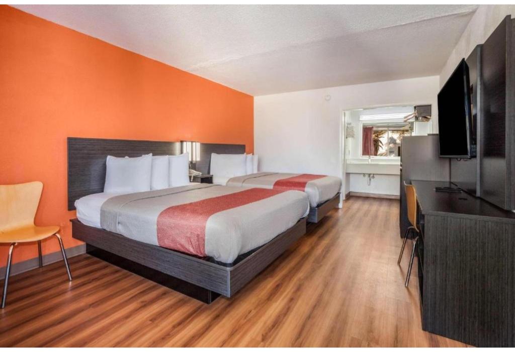 2 Queen Beds - Non-Smoking, Micfridge