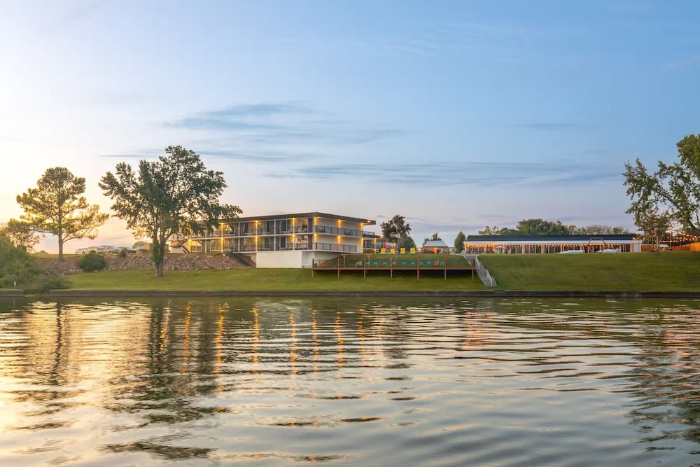 Super 8 by Wyndham Riverside AL 31/44