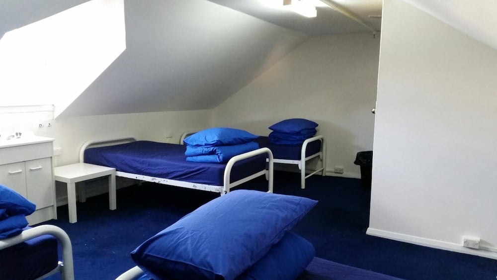 Summer House Backpackers 24/28
