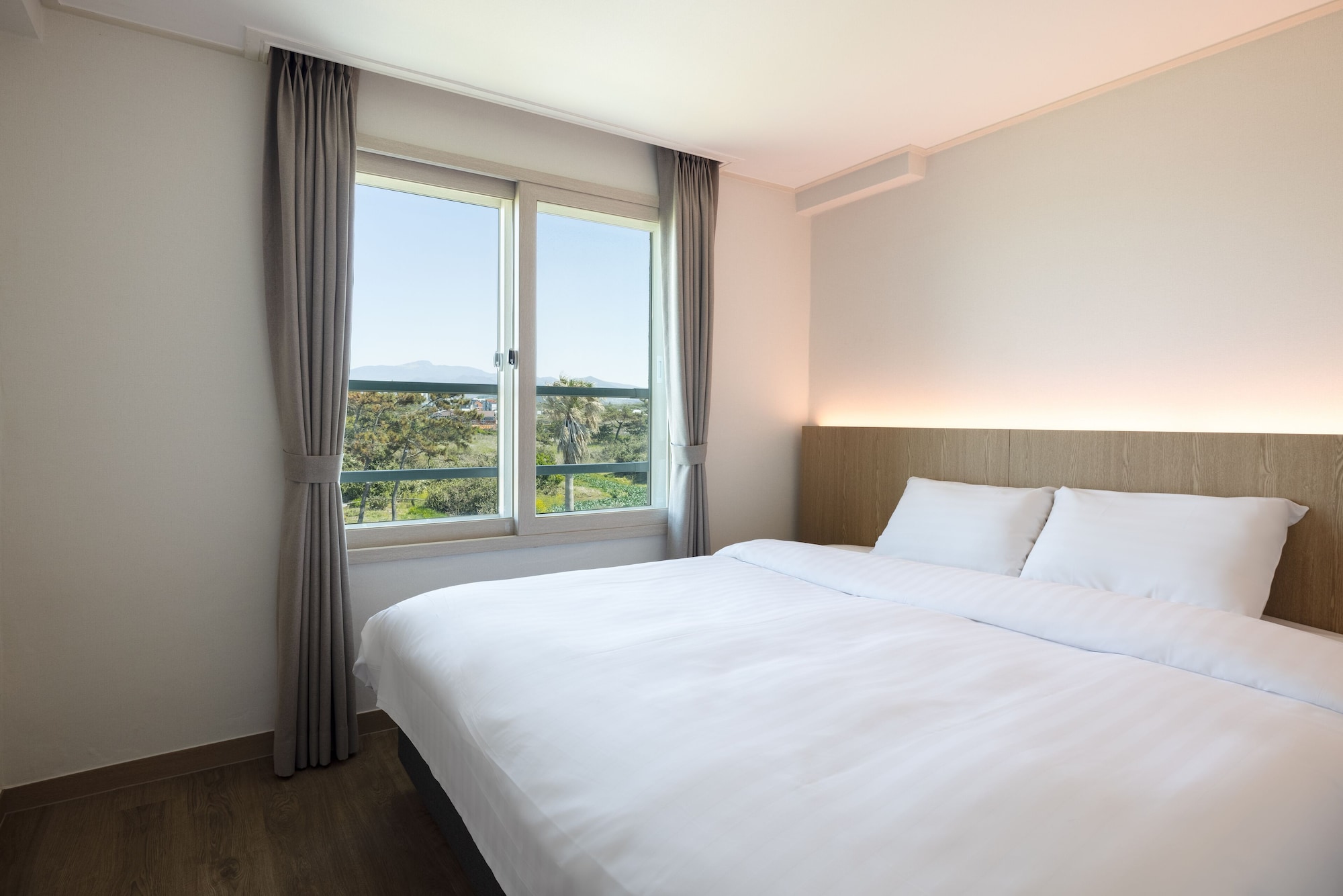 KENSINGTON, ROYAL, MOUNTAIN, SUITE