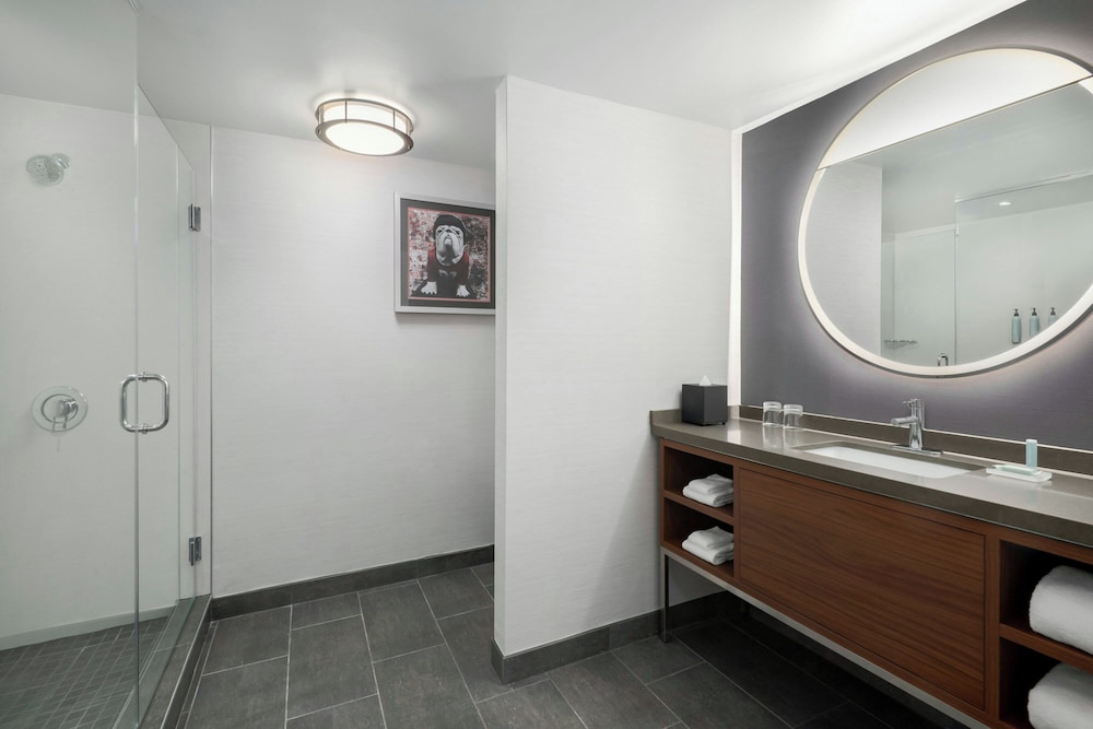 Suite, King Bed, Sofa, Corner, Courtyard Athens Downtown 2/2
