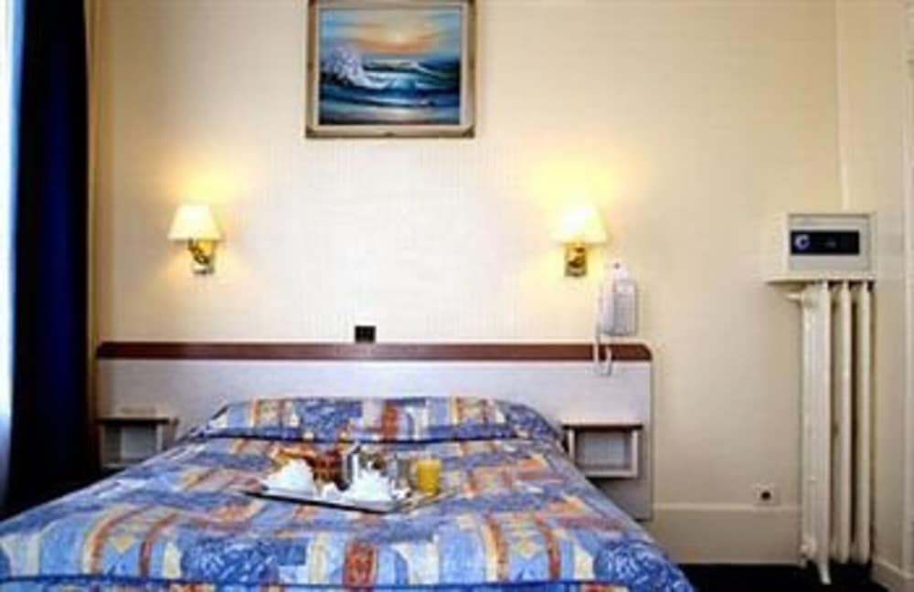 ROOM, TWIN BEDS