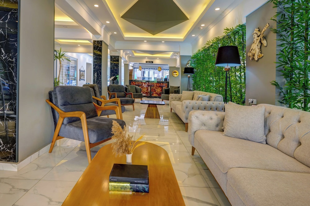 Miss Cleopatra Hotel 33/50