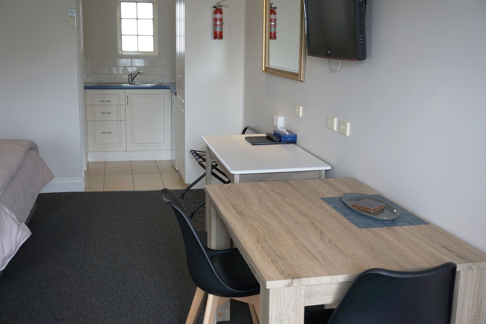 Ashmont Motor Inn & Apartments 28/31