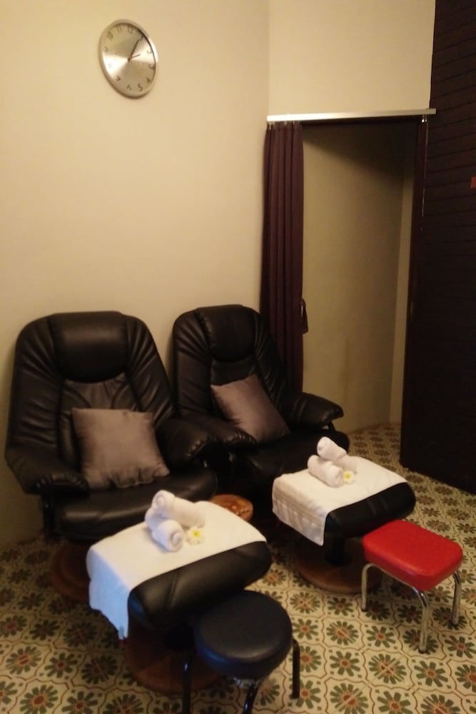 Thumrin Thana Hotel 50/71