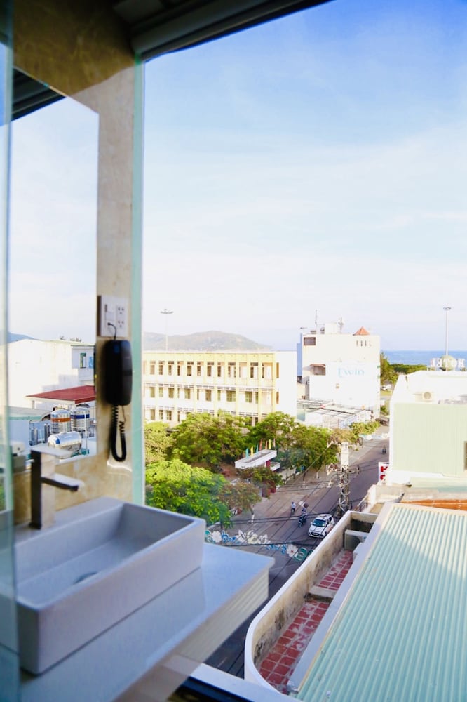 Mira Hotel 23/32