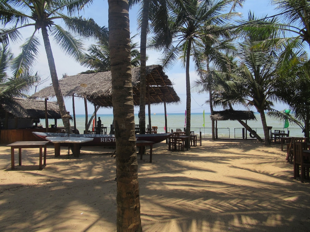 Sand Bank Hotel & Restaurant 13/18