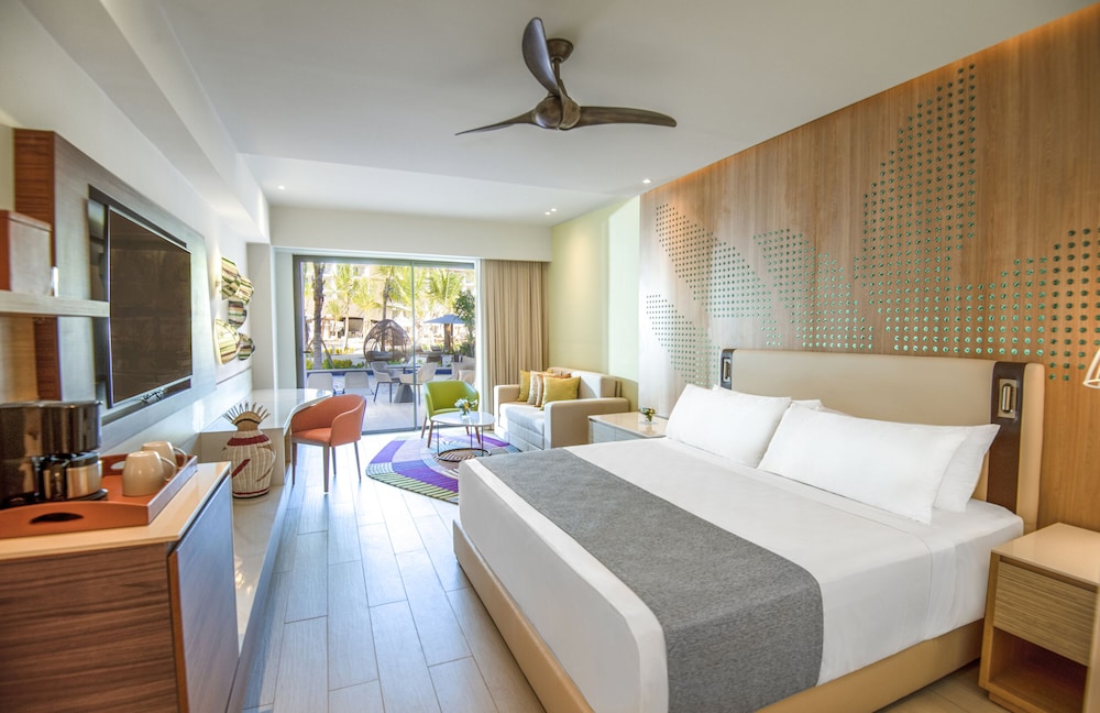 Swim Up, Club, Junior Suite, King Bed, Sofa