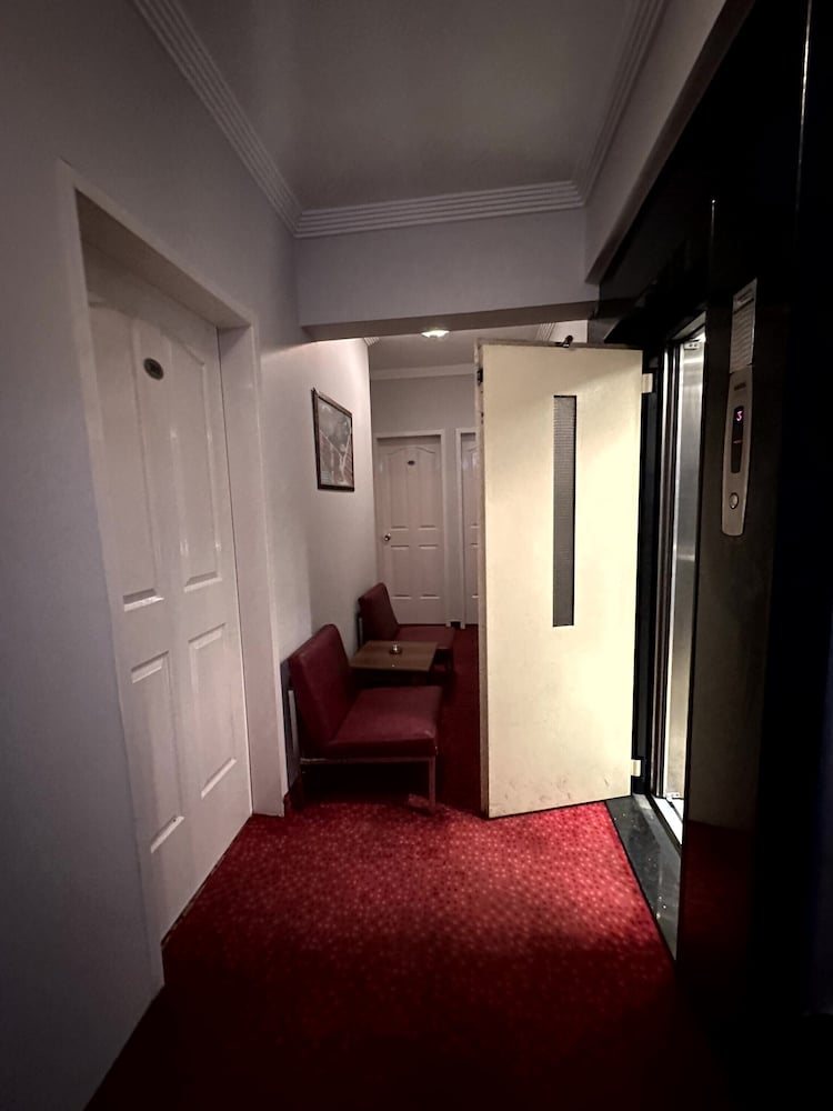 Headman Hotel 16/41
