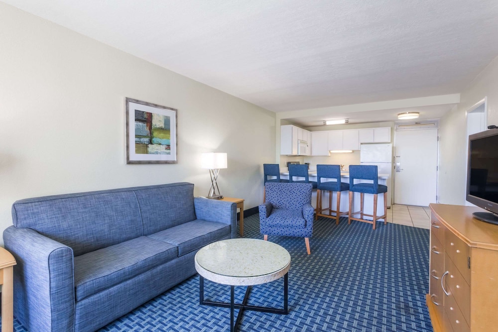 Days Inn By Wyndham Cocoa Beach Port Canaveral 34/44