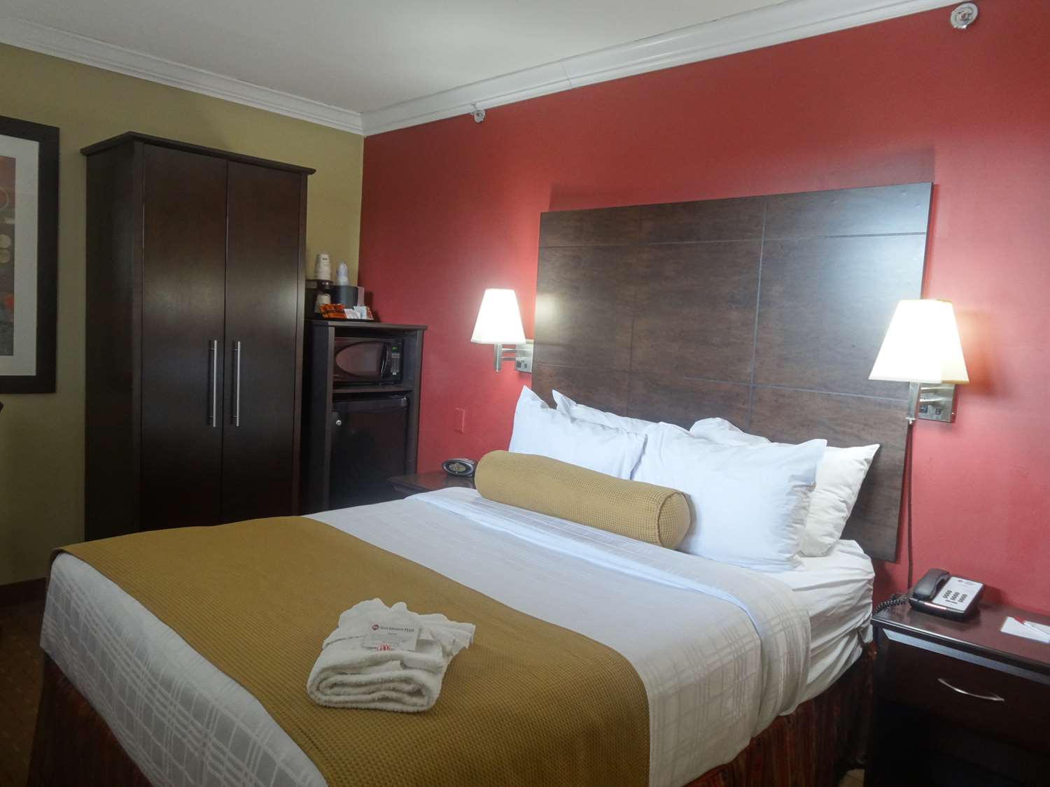 غرفة بسرير كوين، Best Western Plus Bowmanville 2/3