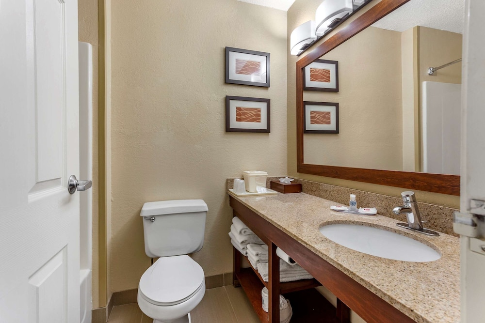 Comfort Inn Gurnee near Six Flags 11/35