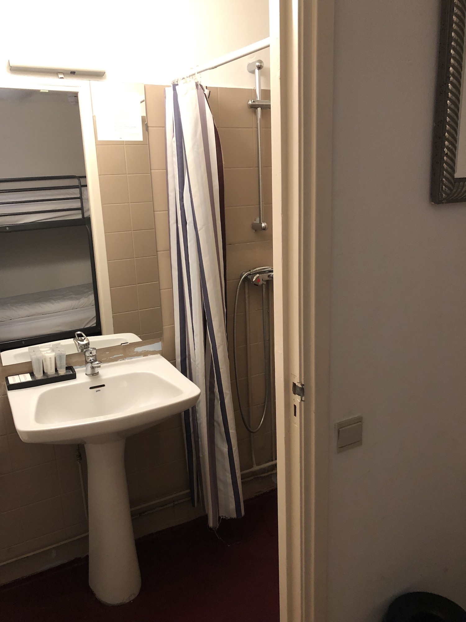 ECONOMY, TWIN BEDS