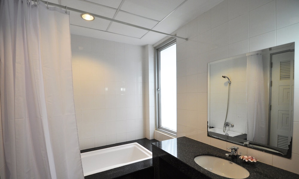 The Leela Resort Spa Pattaya 50/50