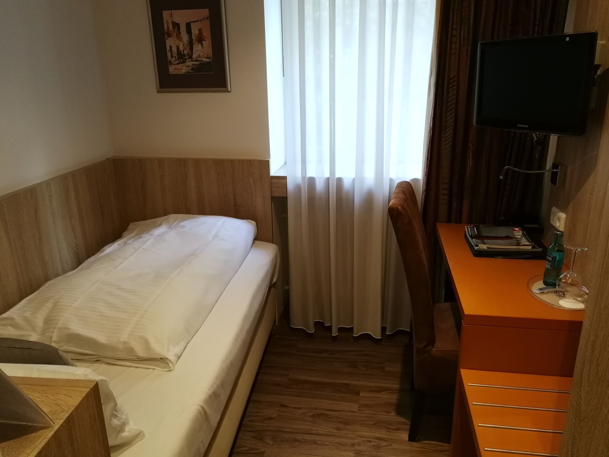ROOM, SINGLE, SINGLE BED