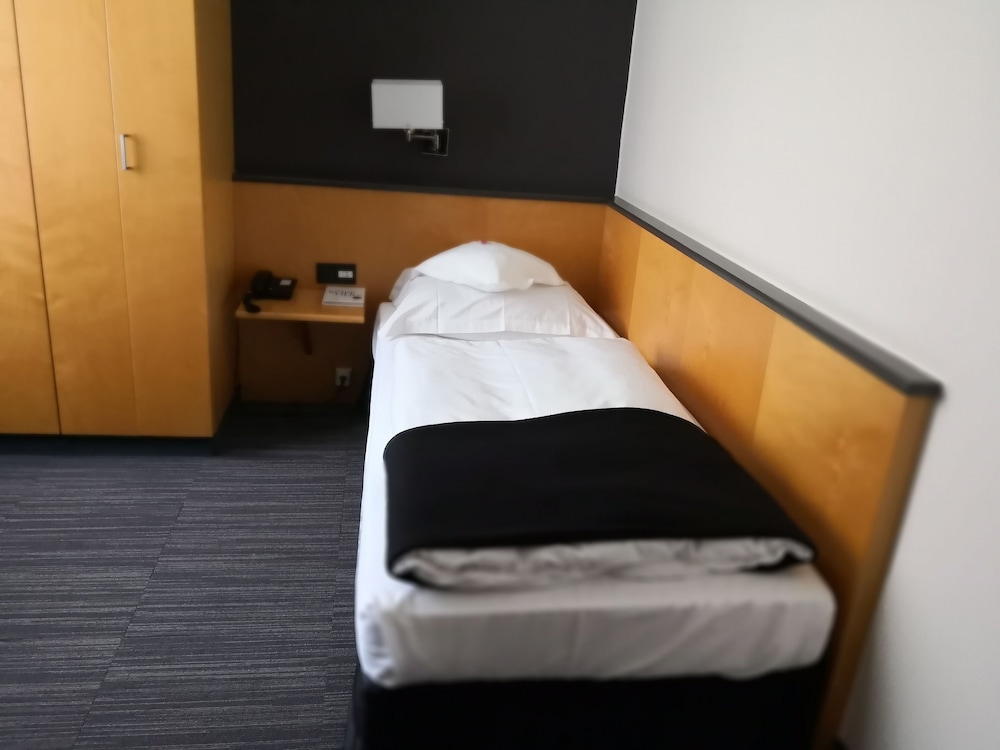 ROOM, SINGLE