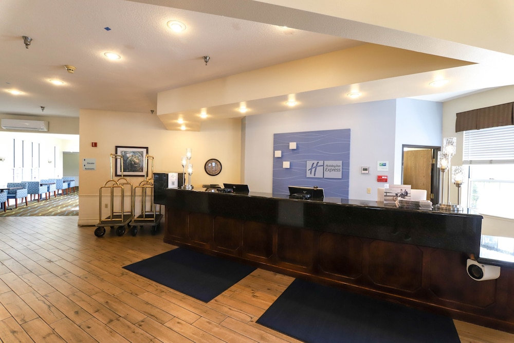 Holiday Inn Express St. Ignace-Lake Front 12/37