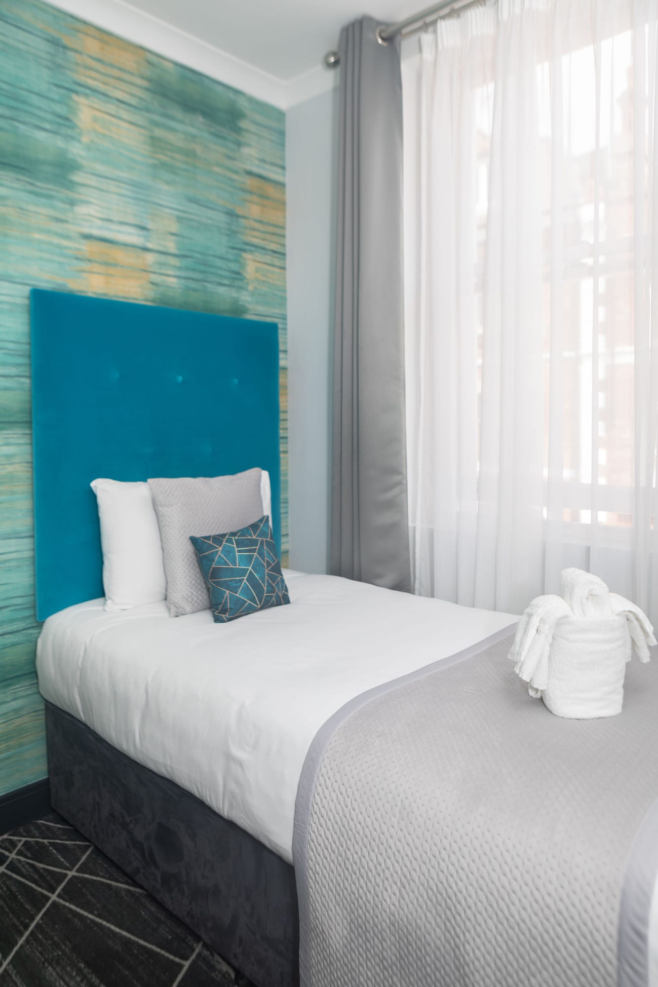 ROOM, SINGLE