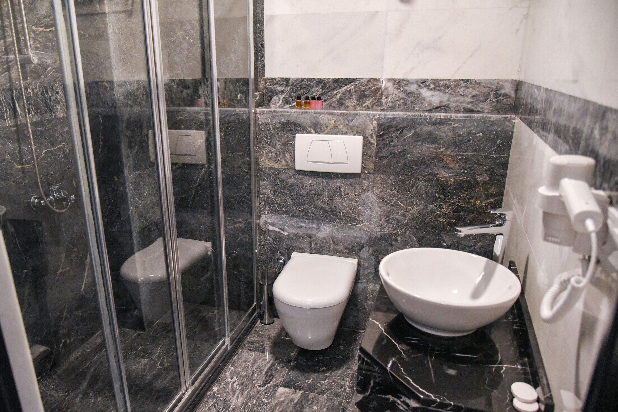غرفة قياسية ثلاثية بسرير مزدوج وسرير فردي، Luxir Hotel Taksim, Istanbul 3/3