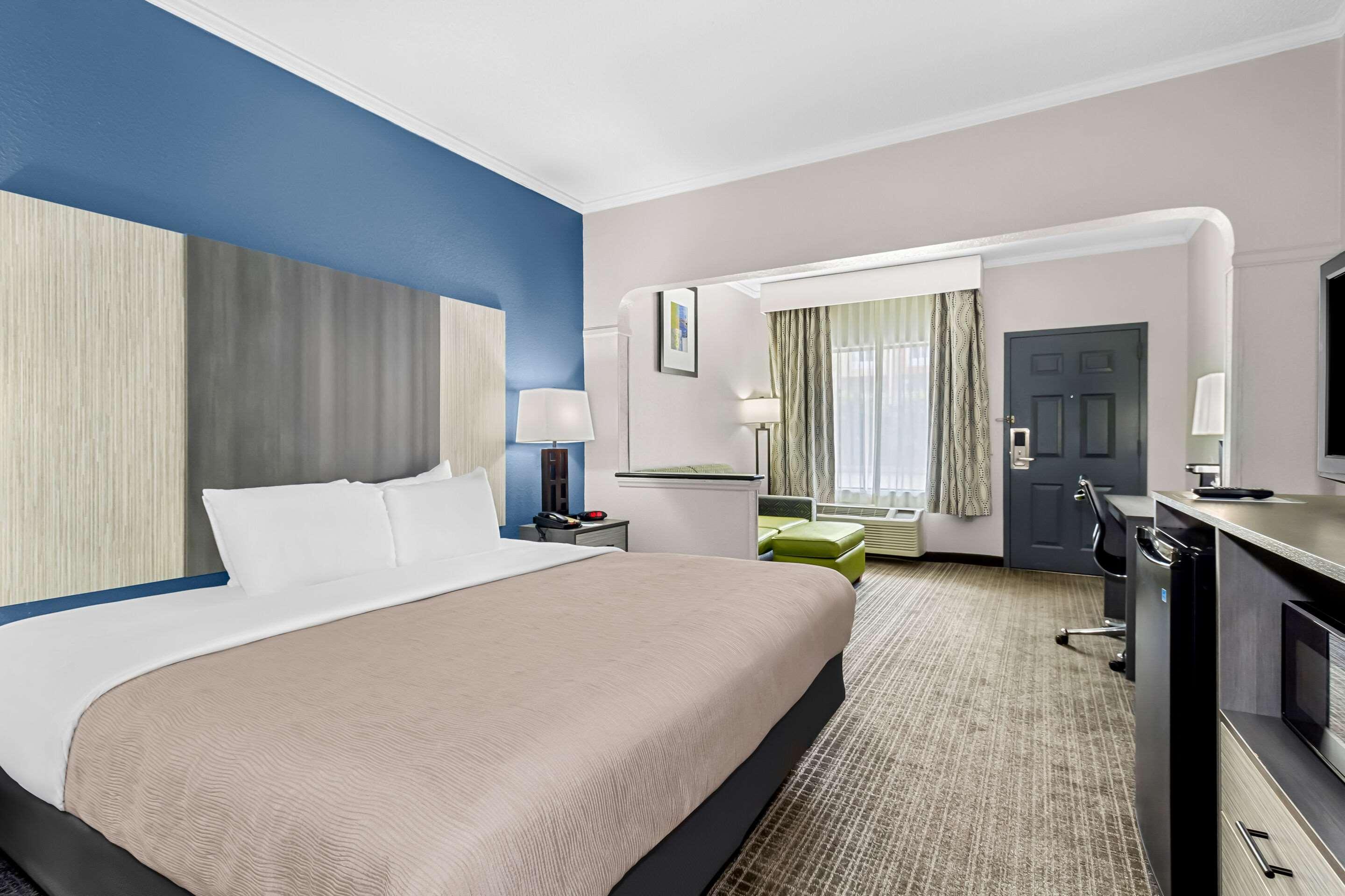SUITE, KING BED