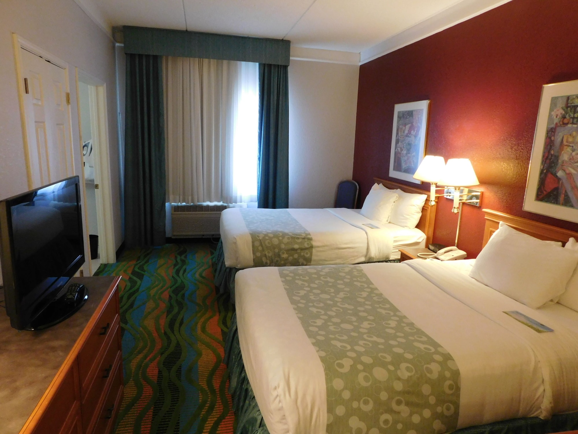غرفة بسرير كينج لذوي الإعاقة، Days Inn & Suites by Wyndham Arlington Heights 3/10