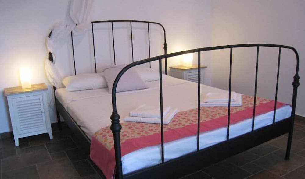 Room at Antigoni Studios, SKIROS