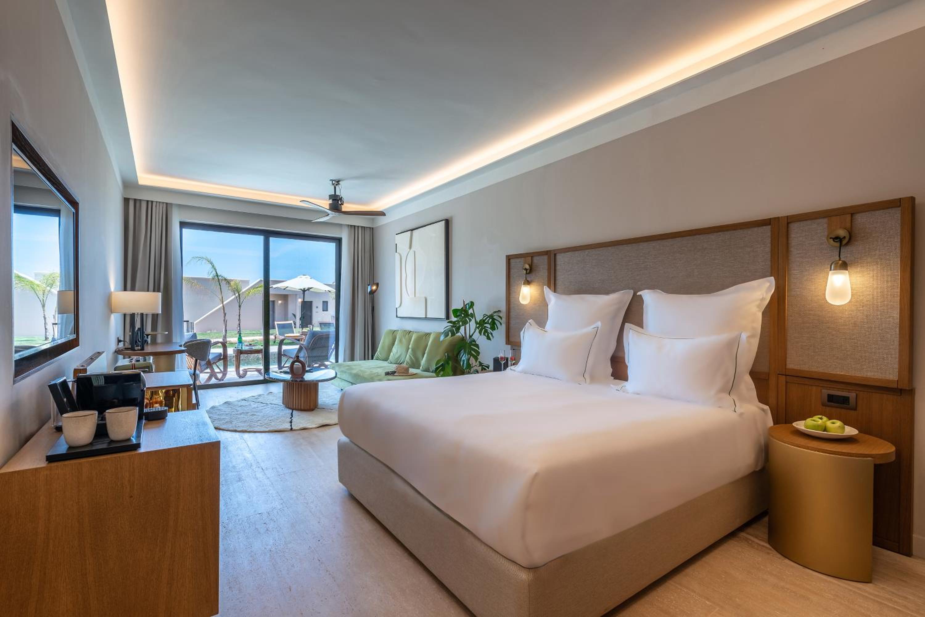 OPEN PLAN, TROPICAL, SUITE, KING BED, SHARED POOL