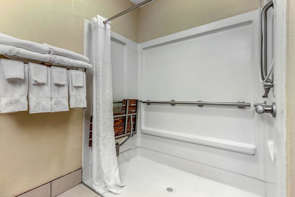 Comfort Inn and Suites Hays I-70 23/46