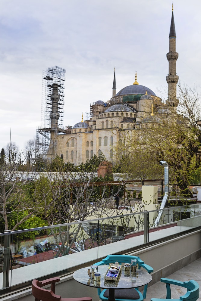Obelisk Hotel & Suites 53/63