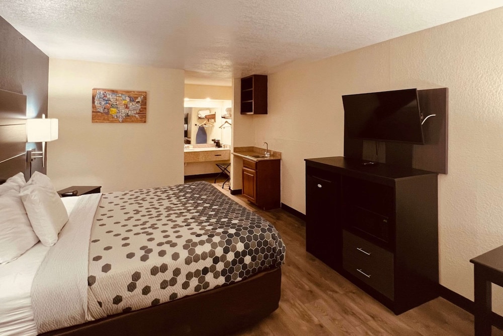 SUITE, KING BED
