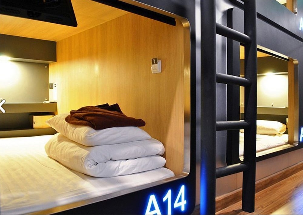 PRIVATE CAPSULE, MALE DORM